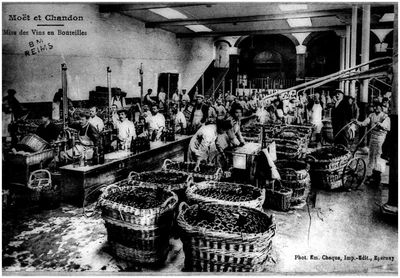 Carte postale ancienne 85 moet et chandon mise en bouteilles