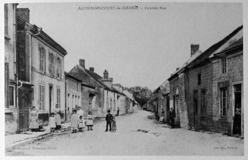 Carte postale ancienne AuménanCourt grande rue 08401