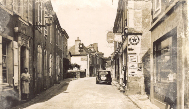 Carte postale ancienne Saint-Denis-d'Anjou grande rue années 50