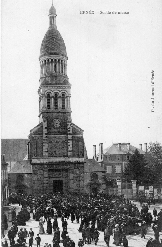 Carte postale ancienne Sortie de messe à Ernée