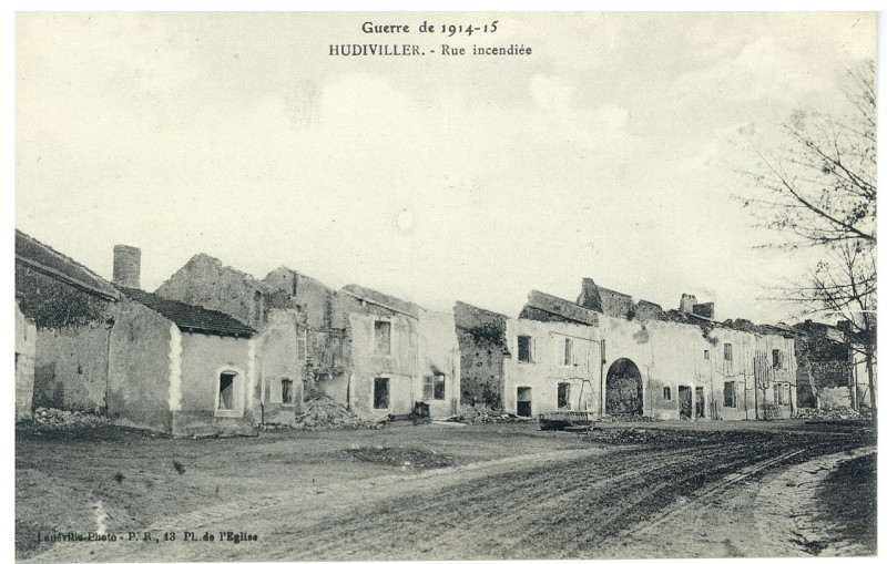 Carte postale ancienne Hudiviller. Rue incendiée P-Fg-Cp-00186