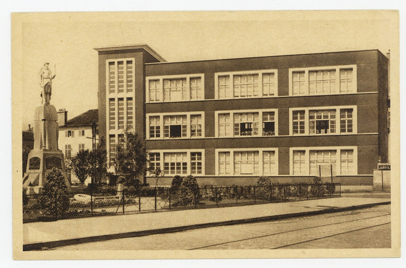Carte postale ancienne L'école de Filles et le Monument aux Morts P-Fg-Cp-00936