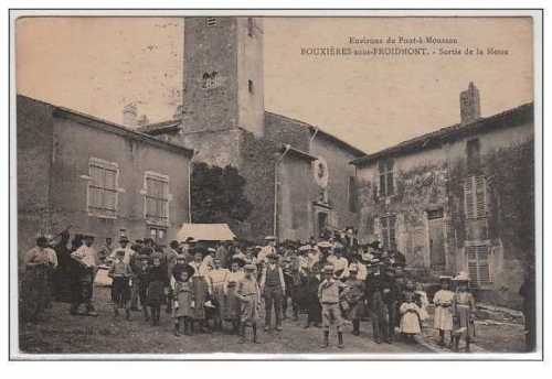 Carte postale ancienne Sortie de messe à Bouxières