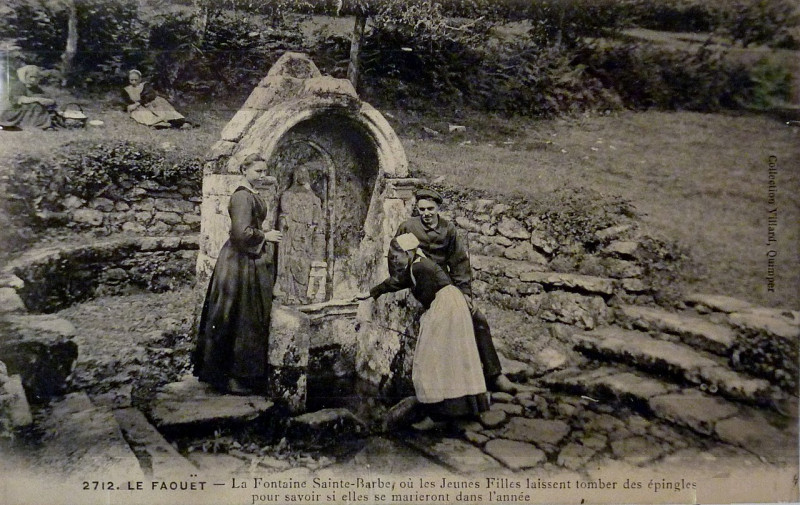 Carte postale ancienne 499 Le Faouët Fontaine Sainte-Barbe