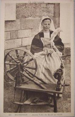 Carte postale ancienne 56-Baud-Jeune fille au rouet-vers 1910