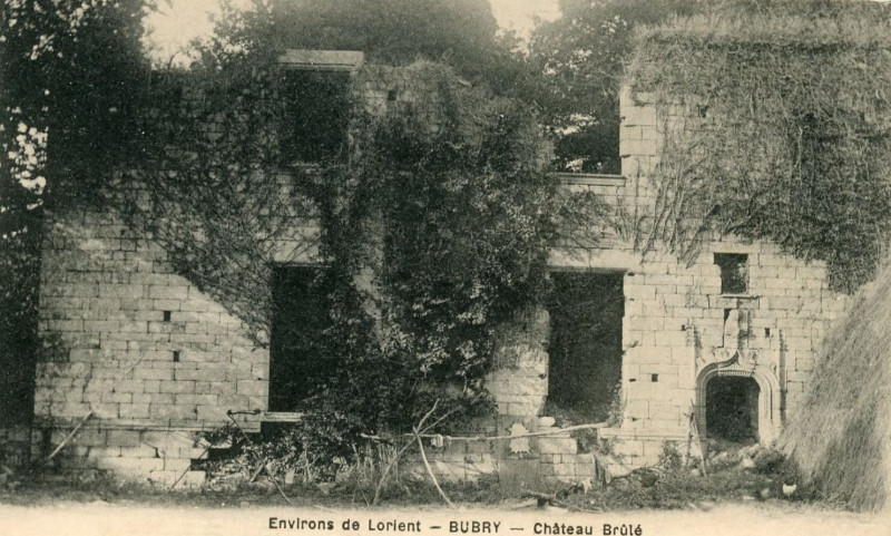 Carte postale ancienne Bubry château brûlé