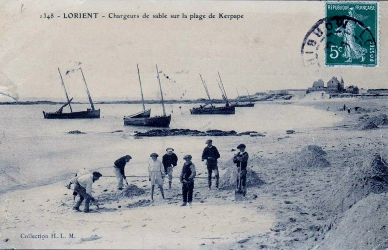 Carte postale ancienne Chargeurs de sable sur la plage de Kerpape
