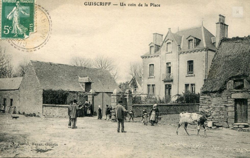Carte postale ancienne Guiscriff un coin de la place