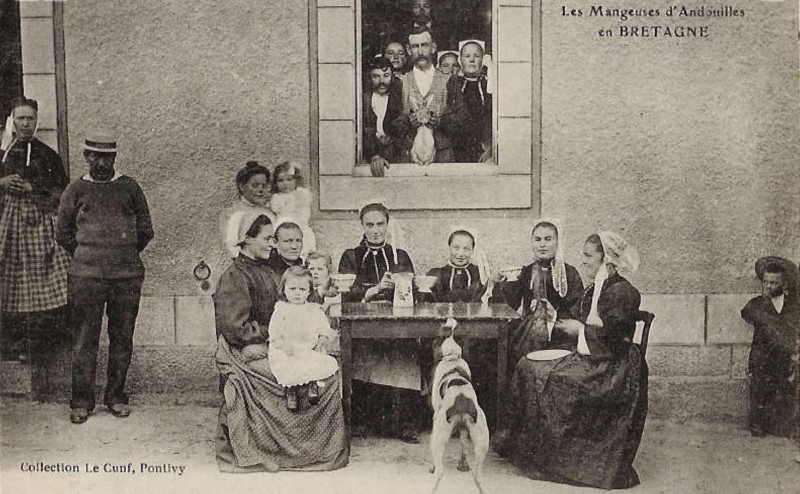 Carte postale ancienne Guémené mangeuses d'andouilles