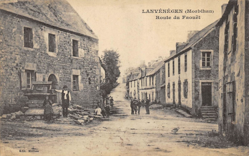 Carte postale ancienne Lanvénégen route du Faouët