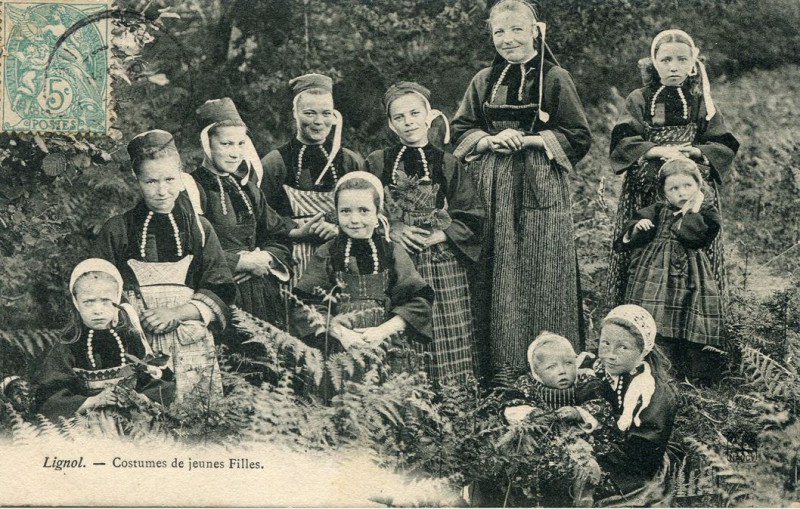 Carte postale ancienne Lignol costumes de jeunes filles