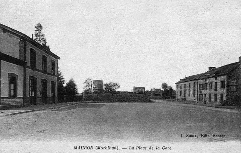 Carte postale ancienne Mauron-place-de-la-gare-cp
