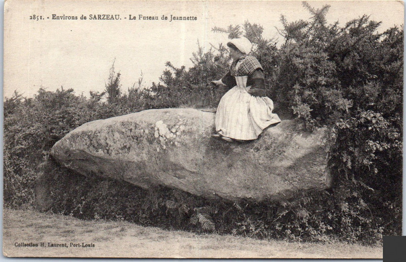 Carte postale ancienne Menhir de Fuseau de Jeannette à Saint-Gildas-de-Rhuys