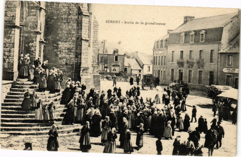 Carte postale ancienne Sortie de la messe à Sérent