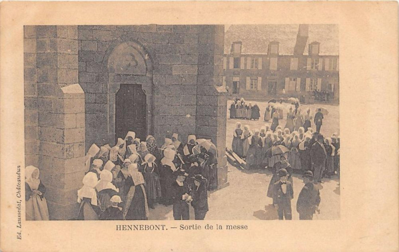 Carte postale ancienne Sortie de messe à Hennebont