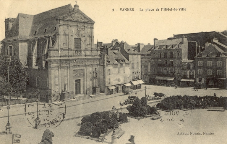 Carte postale ancienne Vannes - Place de l'hôtel de Ville - 1920