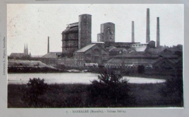 Carte postale ancienne Sarralbe Usines Solvay et église 1924