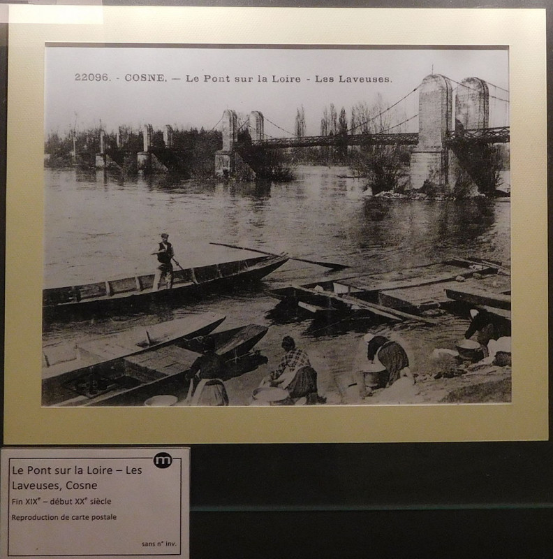 Carte postale ancienne Le Pont sur la Loire - Les Laveuses, Cosne