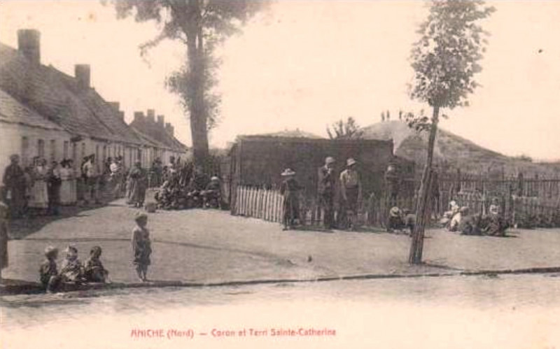 Carte postale ancienne Aniche - Coron et terril Sainte Catherine