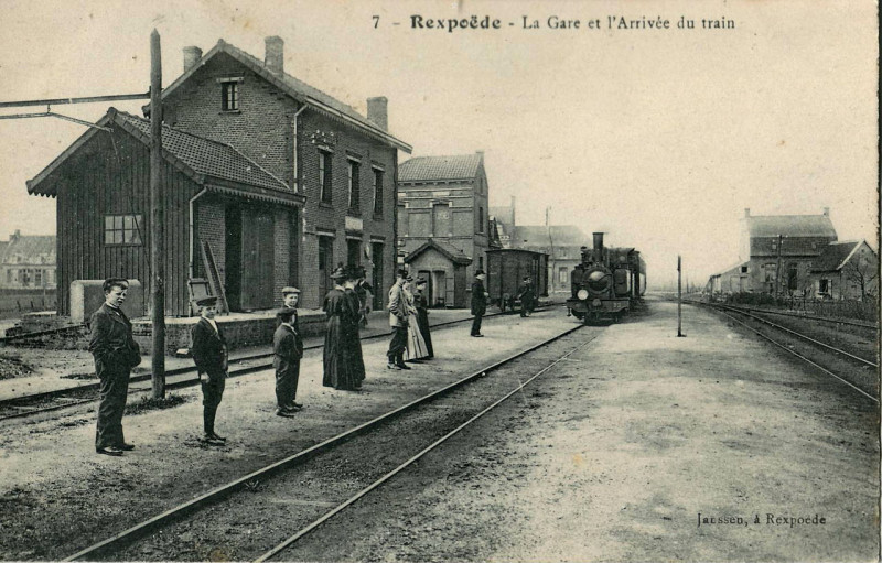 Carte postale ancienne La Gare et l'Arrivée du train à Rexpoëde