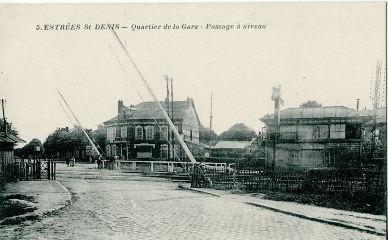 Carte postale ancienne Beaudiniere - Estrees Std - Quartier de la Gare - Passage à niveau