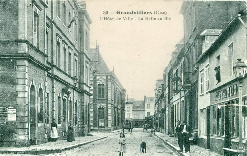 Carte postale ancienne Grandvilliers - L'Hotel de ville - La Halle au blé