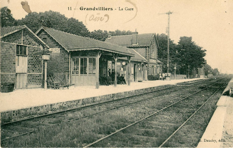 Carte postale ancienne Grandvilliers - La Gare