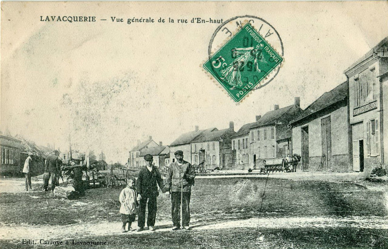 Carte postale ancienne Lavacquerie - Vue générale de la rue d'En Haut