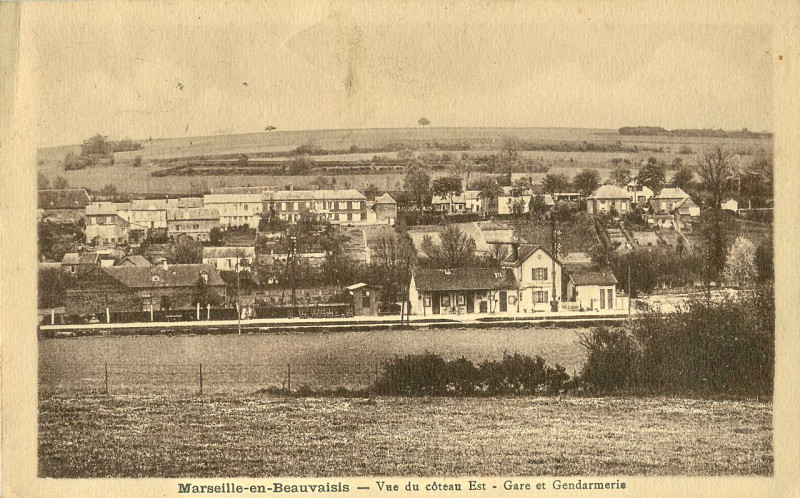 Carte postale ancienne Marseille-en-Bauvaisis - Vue du Coteau Est - Gare et Gendarmerie
