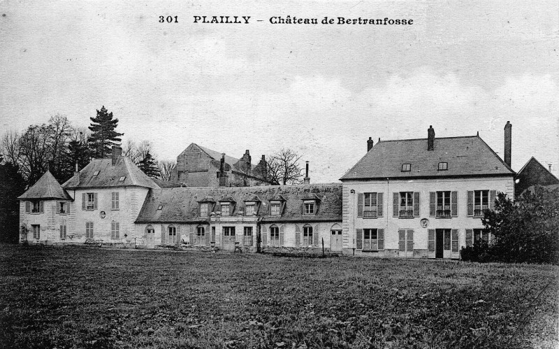 Carte postale ancienne Plailly (60), manoir de Bertrandfosse vers 1900
