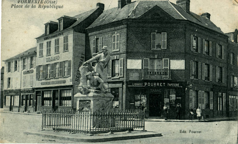 Carte postale ancienne Pourret - Formerie - Place de la République