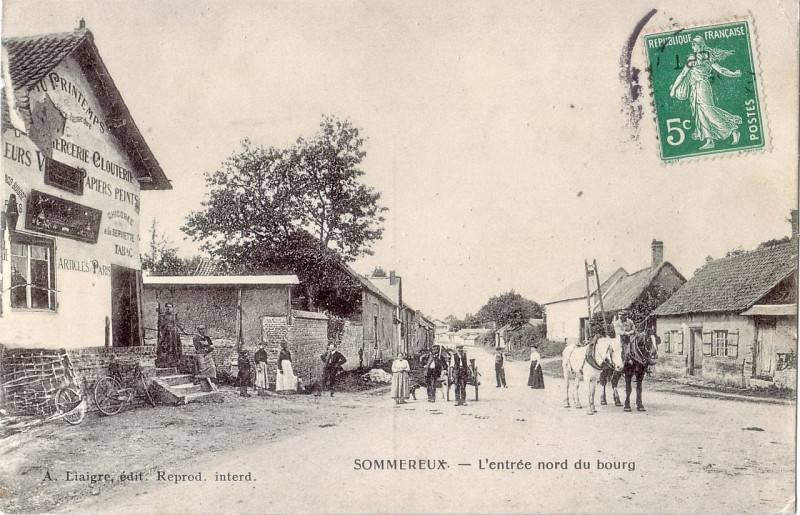 Carte postale ancienne Sommereux - L'entrée nord du bourg