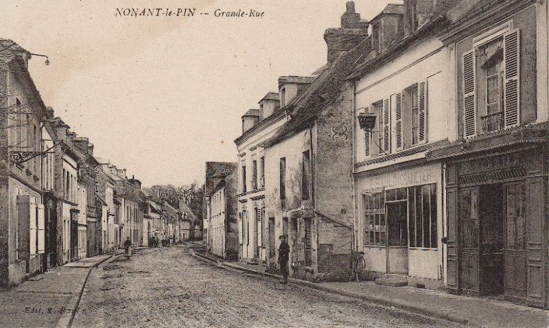 Carte postale ancienne Nonant-le-Pin - Grande-Rue à Nonant-le-Pin