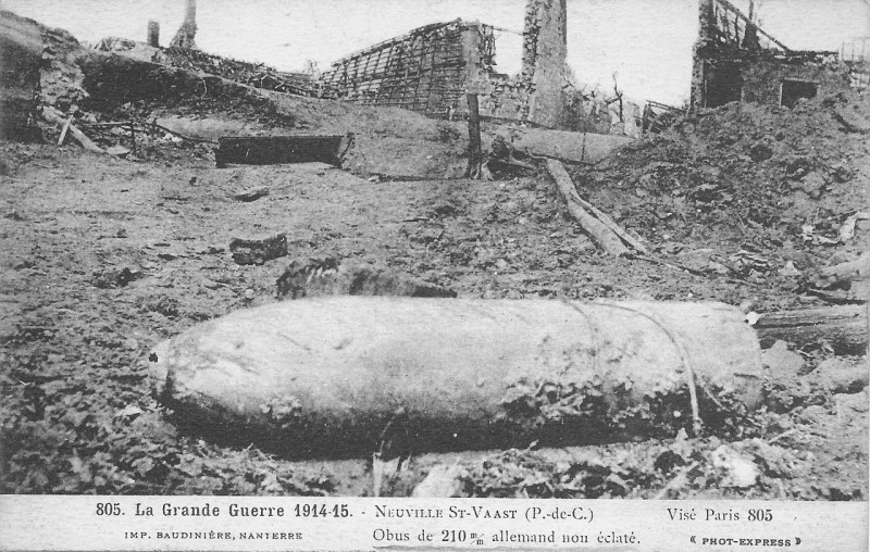 Carte postale ancienne La grande guerre 1914-15-Neuville St-Vaast-Obus de 210 allemand non éclaté-805