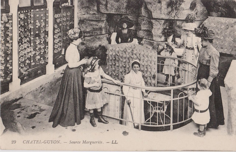 Carte postale ancienne Châtel-Guyon - Source Marguerite (CP LL)