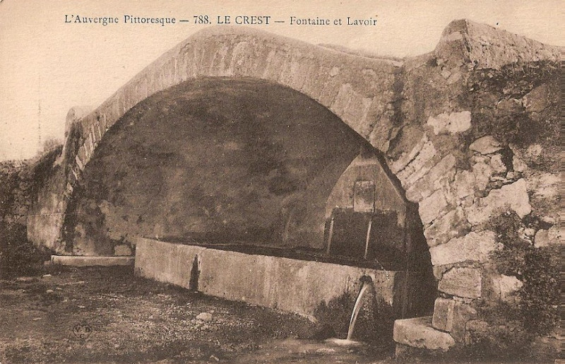 Carte postale ancienne Le Crest -63 la fontaine vieille