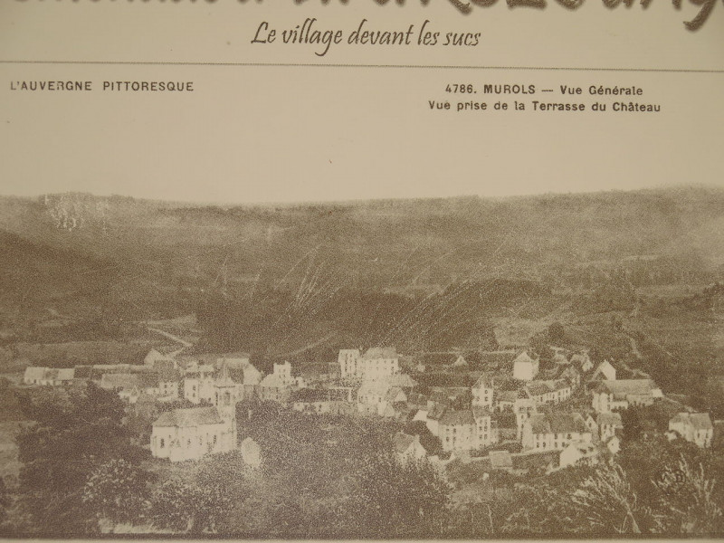 Carte postale ancienne Murol castle (look to the village on an old postcard) à Murol