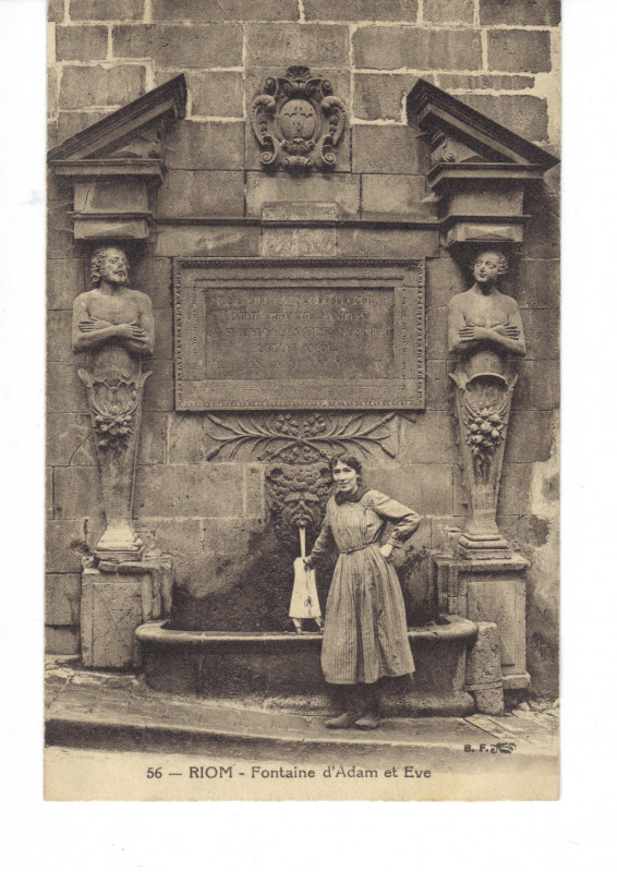 Carte postale ancienne Riom fontaine d'adam et eve