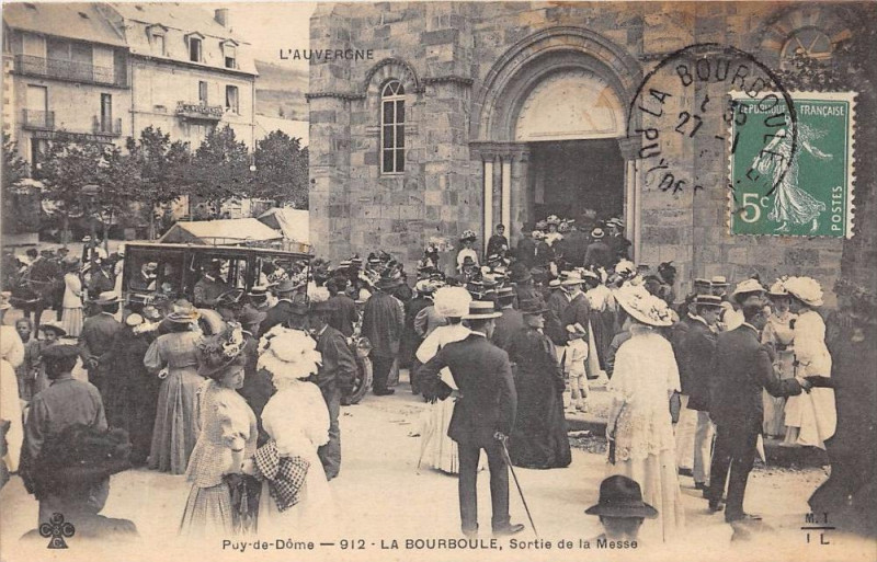 Carte postale ancienne Sortie de messe à La Bourboule