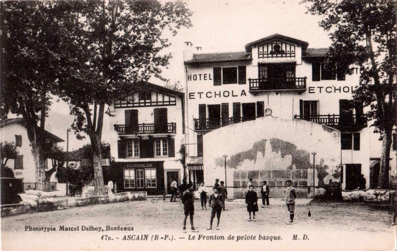 Carte postale ancienne Ascain (64) - Le fronton