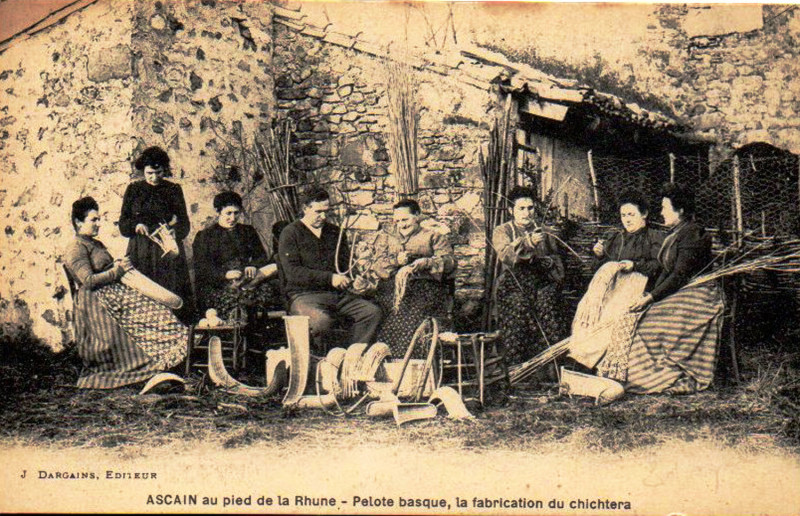 Carte postale ancienne Ascain Pelote basque Fabrication du chichtera