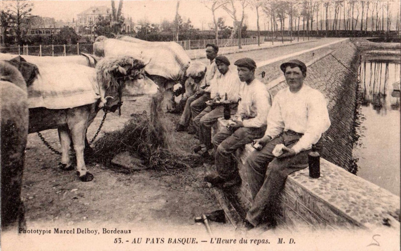 Carte postale ancienne Au Pays Basque - L'Heure du repas