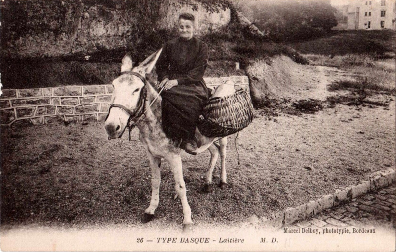 Carte postale ancienne Au Pays Basque - La laitière