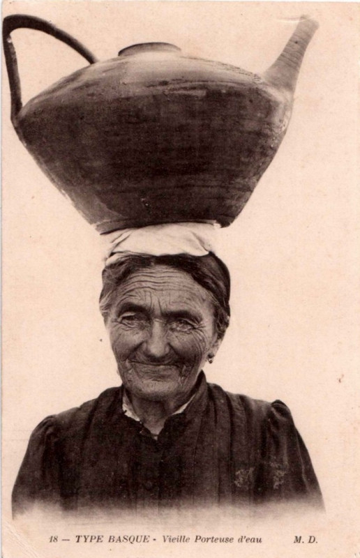 Carte postale ancienne Au Pays Basque - Porteuse d'eau