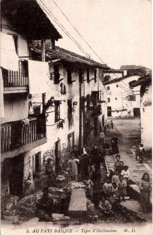 Carte postale ancienne Au Pays Basque - types d'habitations