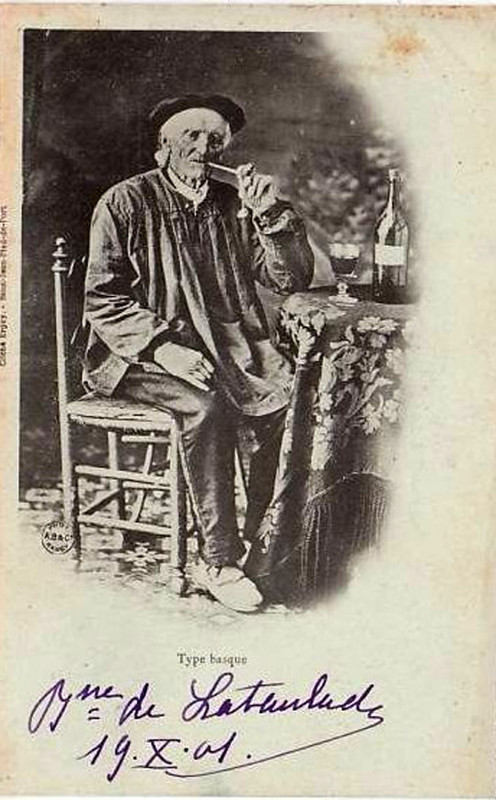 Carte postale ancienne Basque buvant son verre de vin rouge