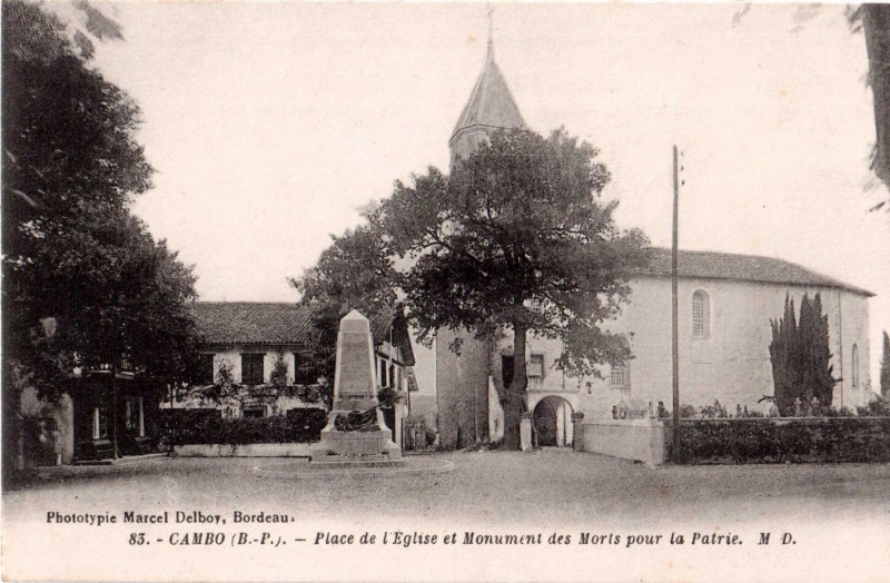 Carte postale ancienne Cambo (64) - Place de l'église