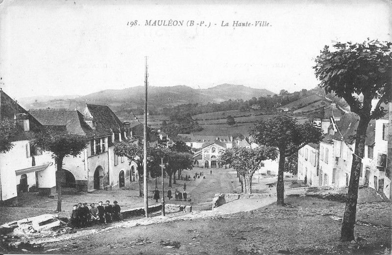 Carte postale ancienne Mauléon - vue de la Haute-Ville vers les halles (1910) à Mauléon-Licharre