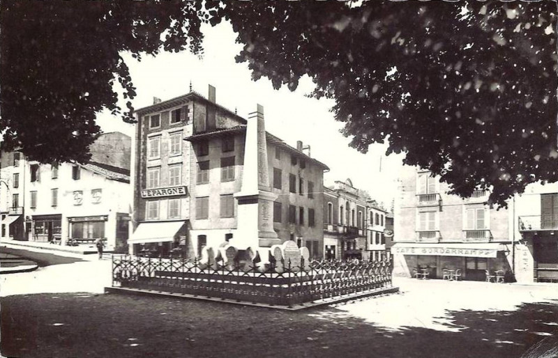 Carte postale ancienne Place Eglise Hasparren
