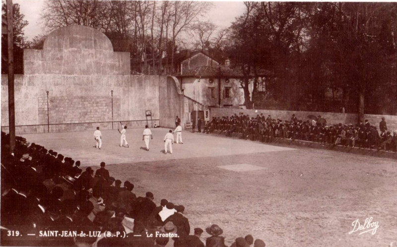Carte postale ancienne Saint-Jean-de-Luz (64) - Le Fronton